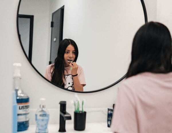 ruco-braces-teen-brushing-teeth